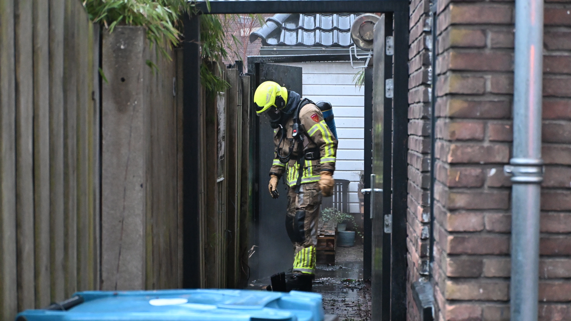 Foto: brandweerman op klus.JPG